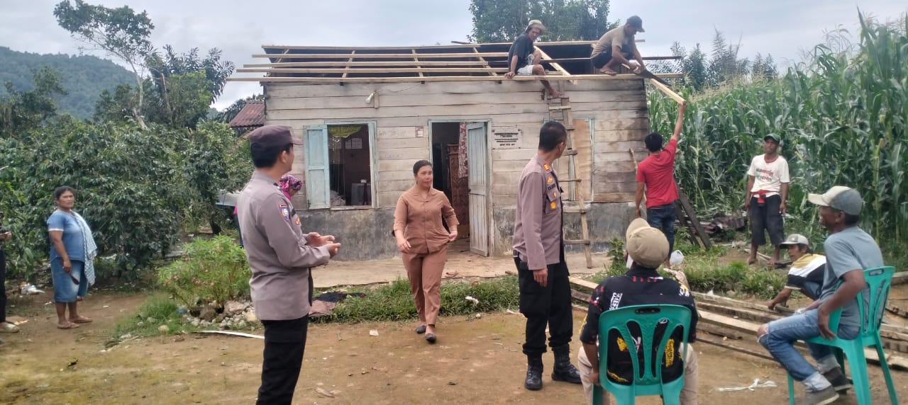 Polres Dairi Salurkan Bantuan untuk Korban Angin Puting Beliung di Siempat Nempu Hulu