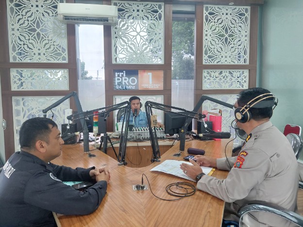 Propam Polda Sumut Tegaskan Komitmen Penegakan Kode Etik Polri dalam Dialog Interaktif Halo Polisi di RRI Medan