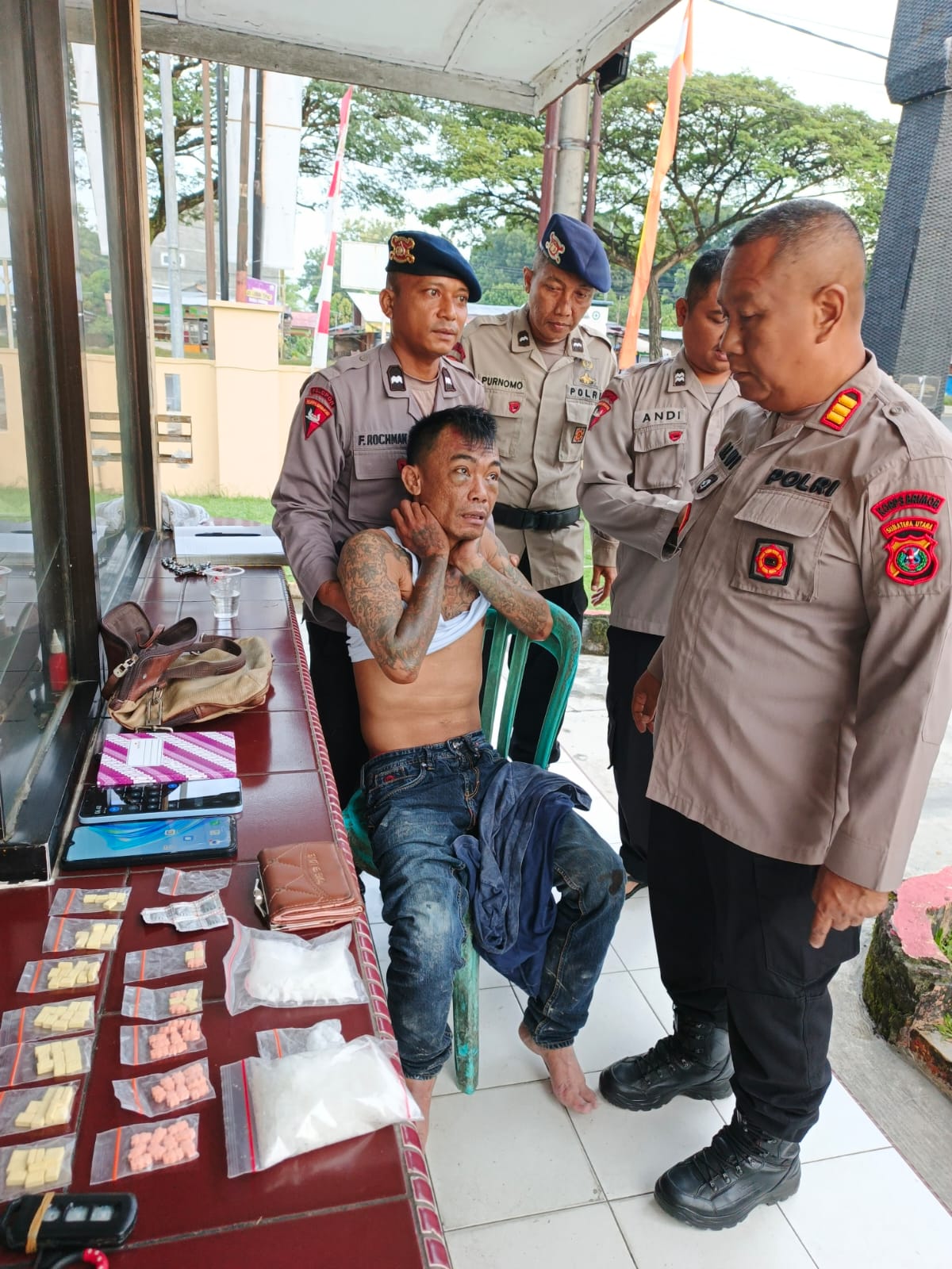 Brimob Merespon Cepat Aduan Masyarakat di Tanjung Morawa, Pria Kecelakaan Ternyata Bawa Narkoba