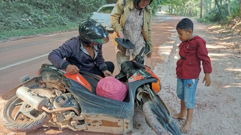 EMPAT PENGENDARA MOTOR TERJATUH AKIBAT CECERAN TANAH BEKAS PENGERUKAN BUKIT TELUK NIPAH