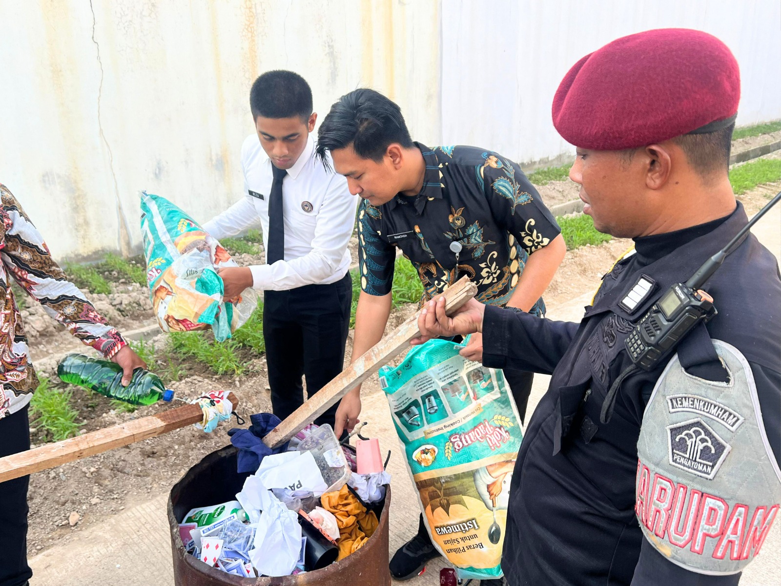 Rutan Batam Musnahkan Barang Bukti Hasil Razia, Wujud Nyata Komitmen Ciptakan Lingkungan Pemasyarakatan Yang Aman dan Tertib