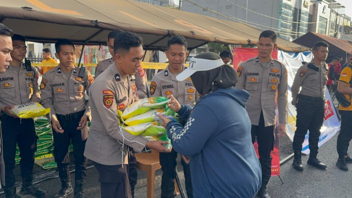 Ditsamapta Polda Sumut Meriahkan Car Free Day dengan Gerakan Pangan Murah