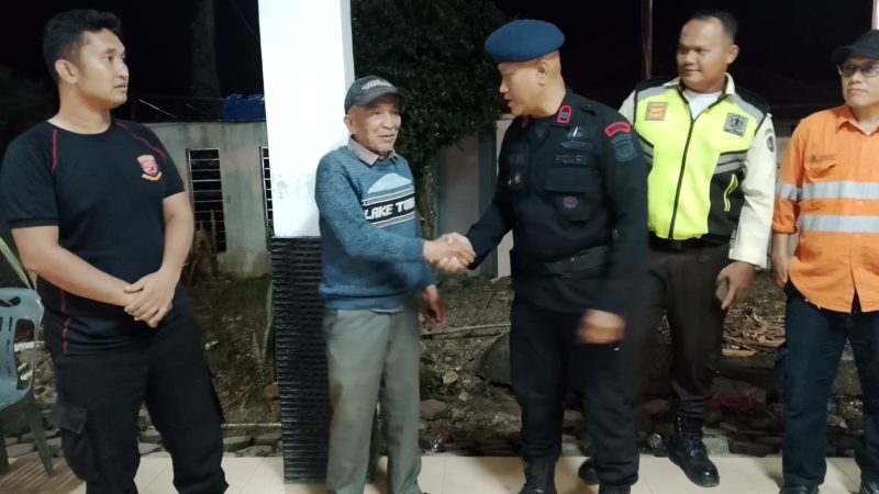 Aksi Kemanusiaan di Tengah Tugas! Personel Gegana Brimob Polda Sumut Evakuasi Ibu Bidan Korban Laka di Tapanuli Selatan