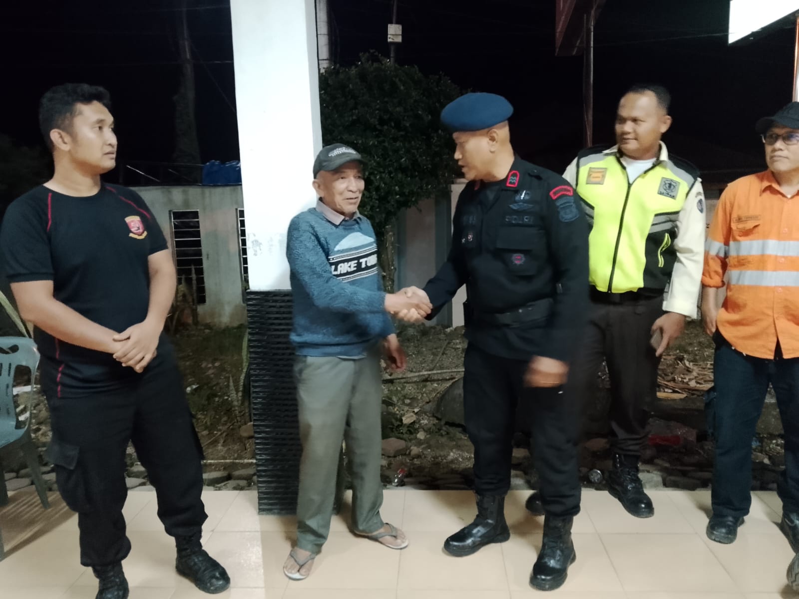 Aksi Kemanusiaan di Tengah Tugas! Personel Gegana Brimob Polda Sumut Evakuasi Ibu Bidan Korban Laka di Tapanuli Selatan
