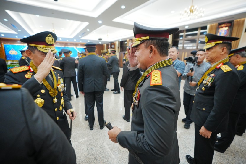 Kapolda Sumut Irjen Pol Whisnu Hermawan Terima Tanda Kehormatan Bintang Bhayangkara Pratama dari Kapolri