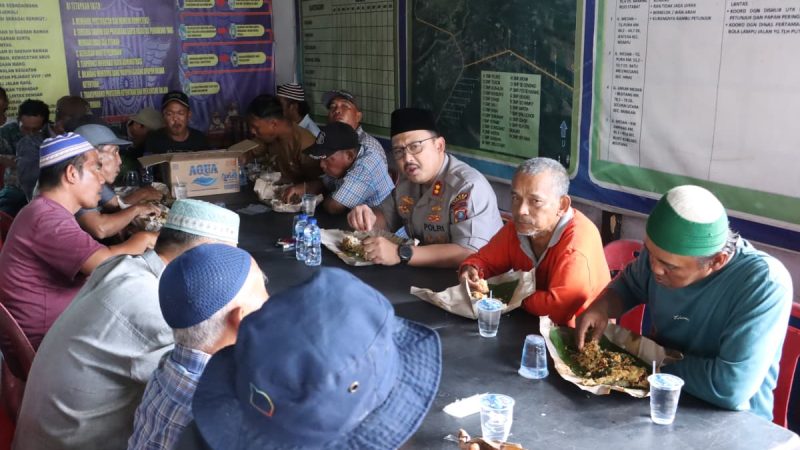 Kapolres Langkat melaksanakan Jumat Curhat dan Makan bersama dengan Abang Penarik becak serta Sampaikan Pesan Kamtibmas