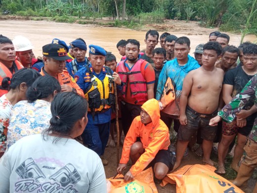 Polairud dan Tim SAR Gabungan Maksimalkan Evakuasi Korban Banjir di Sibolga–Tapteng
