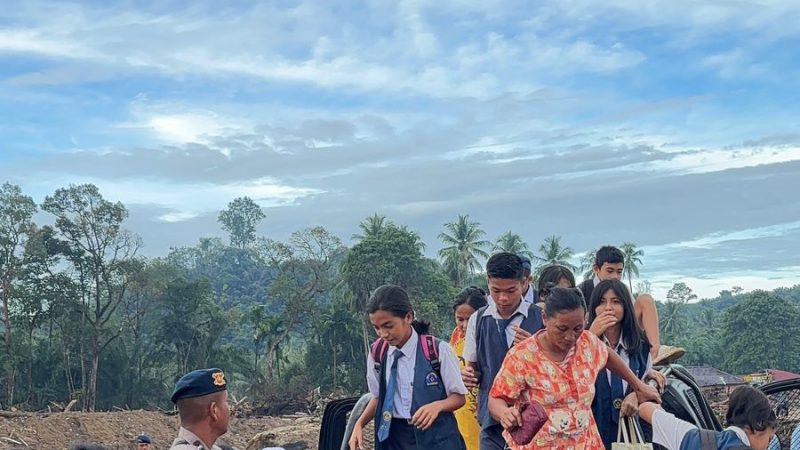 Kepedulian Nyata Pascabencana, Brimob Polda Sumut Antar-Jemput Anak-Anak Sekolah di Garoga