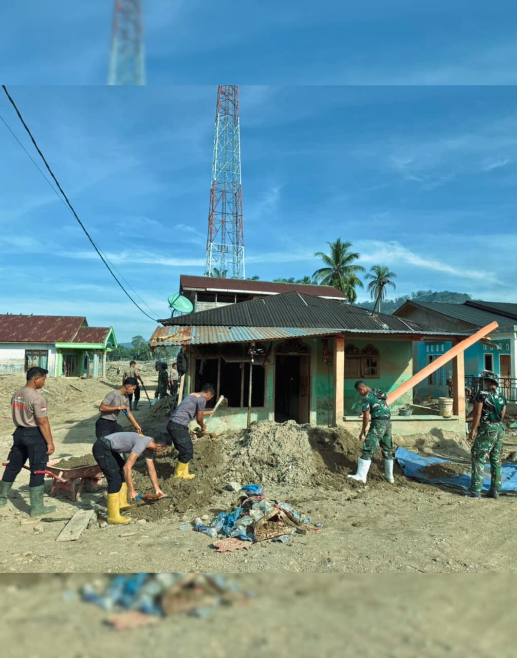 Dari Rumah Warga hingga Masjid, Sinergi Brimob Sumut Bergerak Bantu Korban Bencana