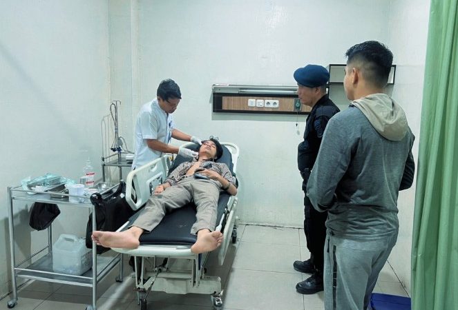 Sigap di Tengah Malam, Personel Brimob Sumut Selamatkan Korban Laka Tunggal di Depan Mako