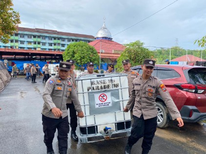 Bantuan 15 Unit Tangki Air, Wujudkan Kepedulian Pasca Bencana Alumni Akpol 99 Melalui Polres Tapanuli Tengah