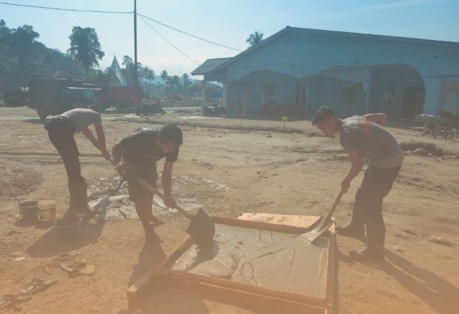 Dari Pengecoran Sumur hingga Pos Utama, Brimob Kawal Pemulihan Desa Garoga