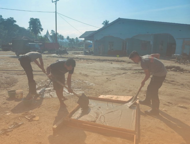 Dari Pengecoran Sumur hingga Pos Utama, Brimob Kawal Pemulihan Desa Garoga