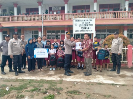 Kapolri Salurkan Ratusan Paket Perlengkapan Sekolah untuk Siswa Terdampak Bencana di Tapteng