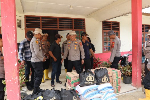 Kapolres Tapteng Tinjau Lokasi Longsor di Sitahuis: Serahkan Bansos dan Serap Aspirasi Warga