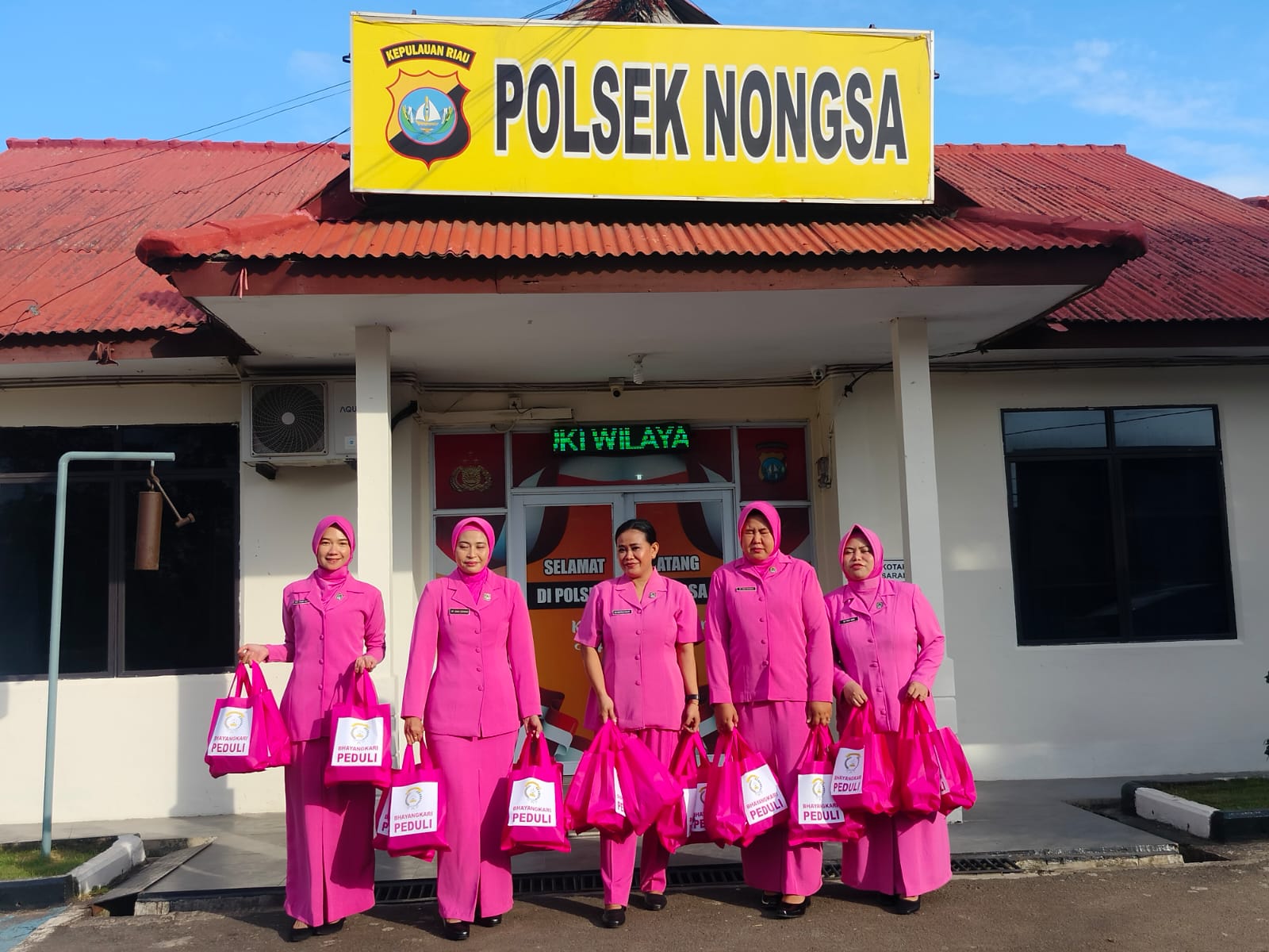 Polsek Nongsa Berbagi Takjil, Wujud Kepedulian dan Kedekatan Polri Dengan Masyarakat di Bulan Ramadhan