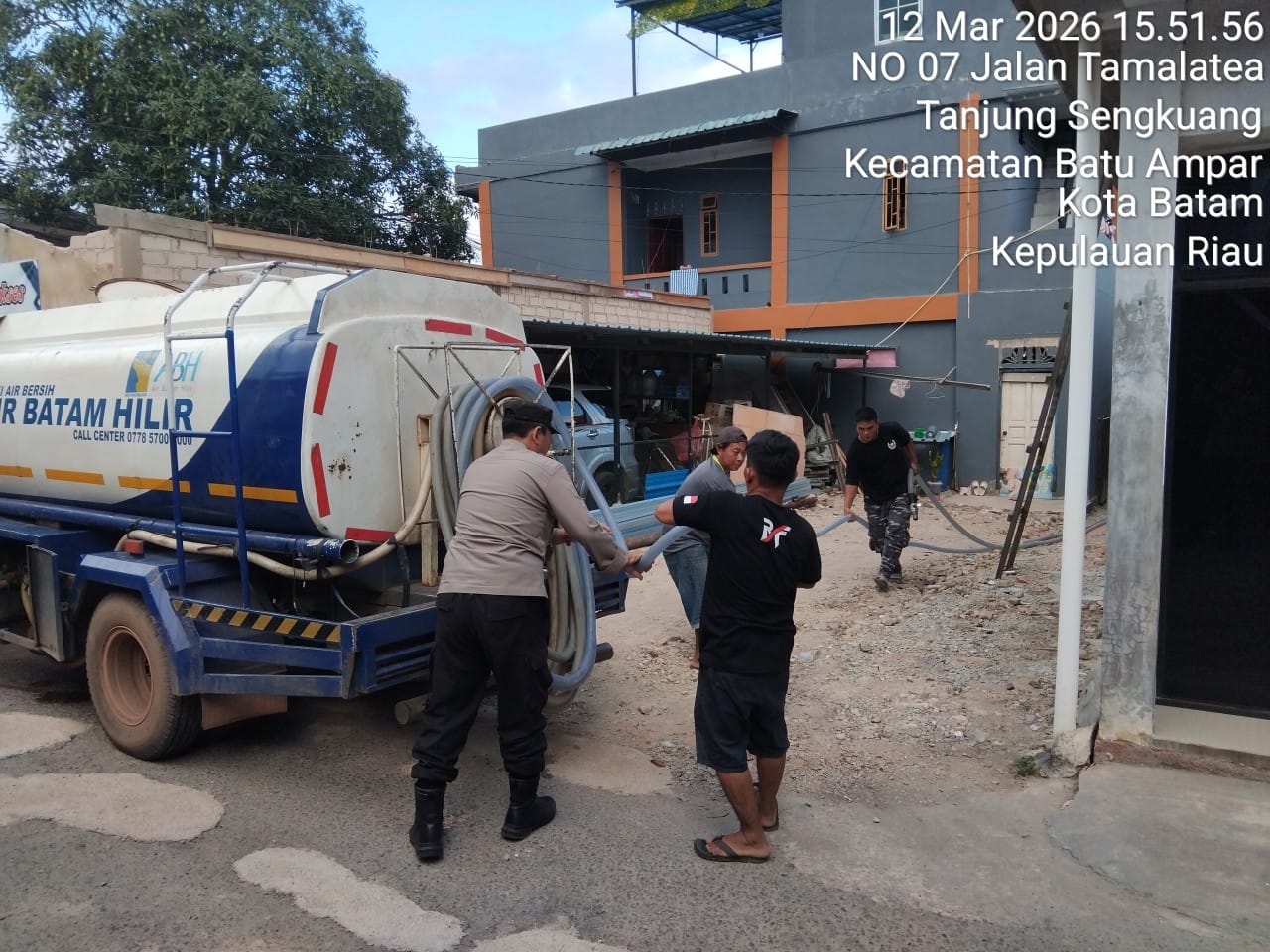 Polsek Batu Ampar Terus Monitoring Pendistribusian Air Bersih Bagi Warga Terdampak Gangguan Air