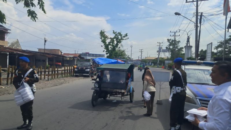 Jumat Berkah Sub Denpom I/5-1 Belawan, 100 Kotak Nasi Dibagikan di Depan Markas