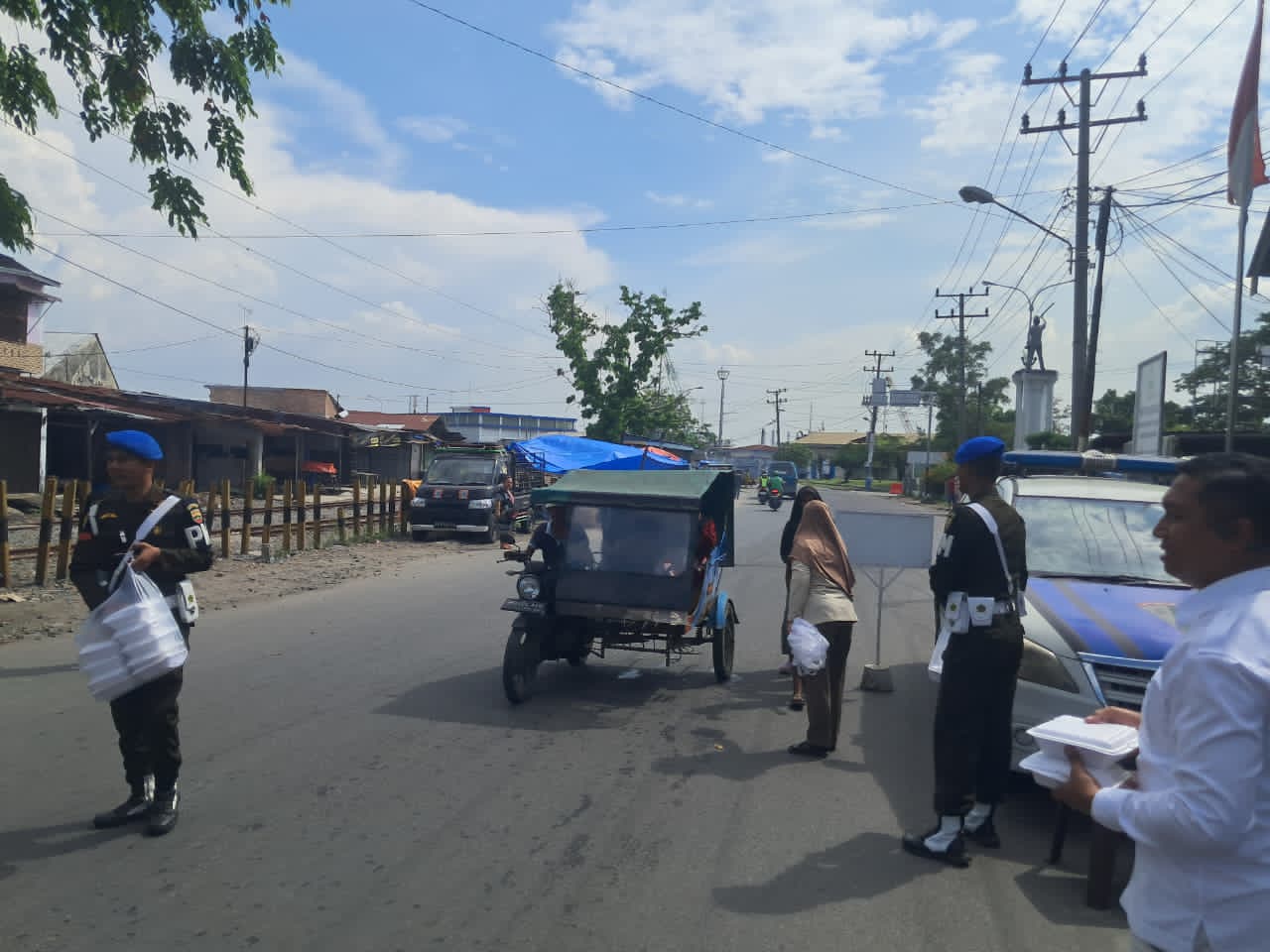 Jumat Berkah Sub Denpom I/5-1 Belawan, 100 Kotak Nasi Dibagikan di Depan Markas