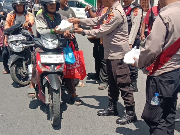 Polsek Medan Baru Bagikan 150 Nasi Bungkus ke Pengguna Jalan di Jumat Berbagi