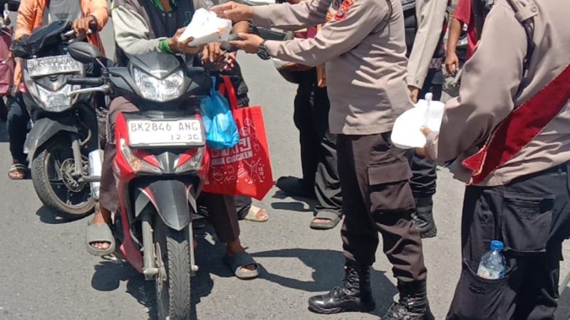 Polsek Medan Baru Bagikan 150 Nasi Bungkus ke Pengguna Jalan di Jumat Berbagi