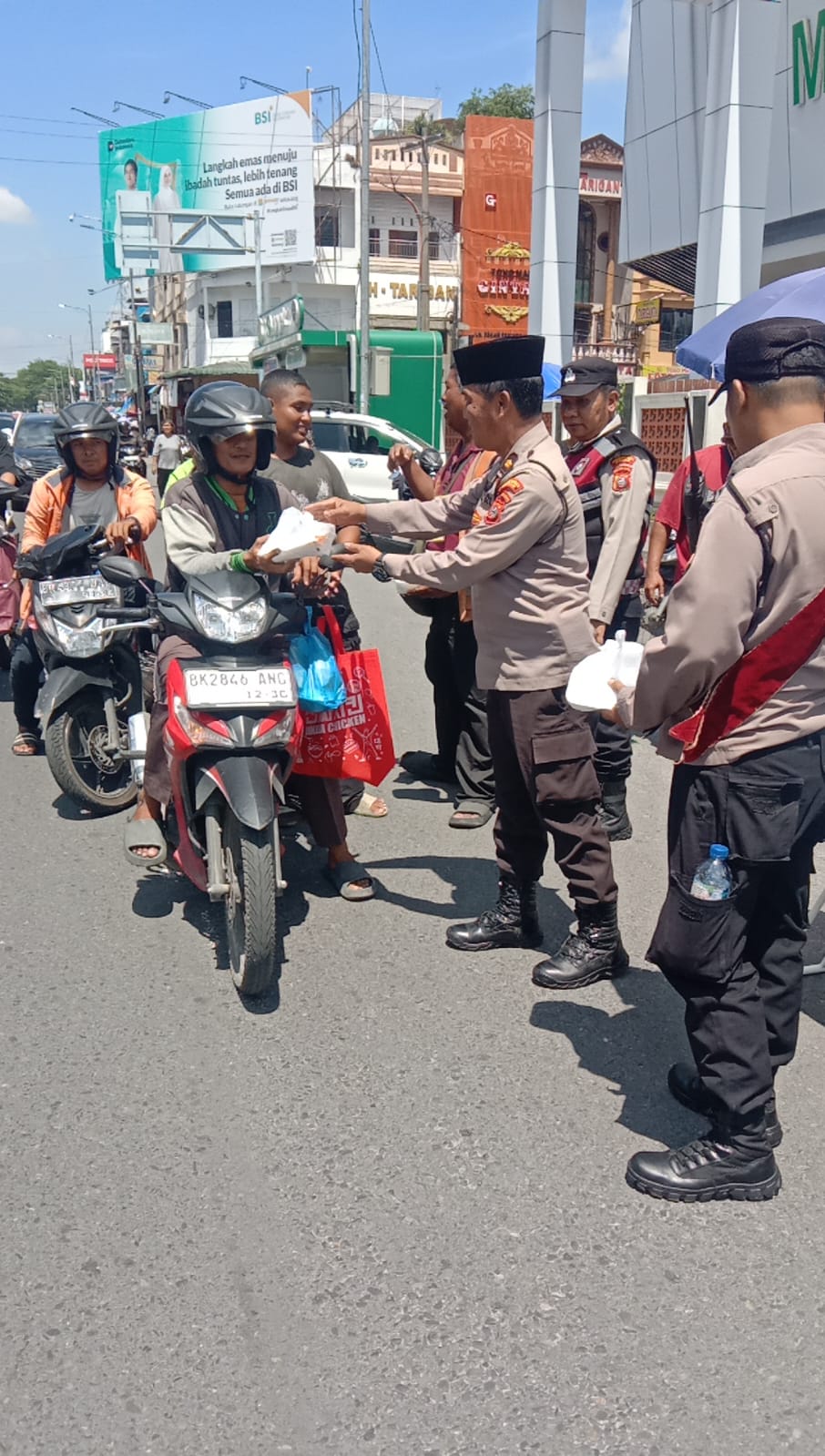 Polsek Medan Baru Bagikan 150 Nasi Bungkus ke Pengguna Jalan di Jumat Berbagi