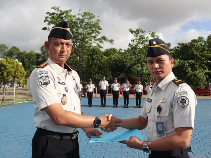 Apel Pagi Lapas Batam Dirangkaikan dengan Penyematan Tanda Kenaikan Pangkat Kasubsi Bimkemaswat, Perkuat Integritas dan Profesionalisme