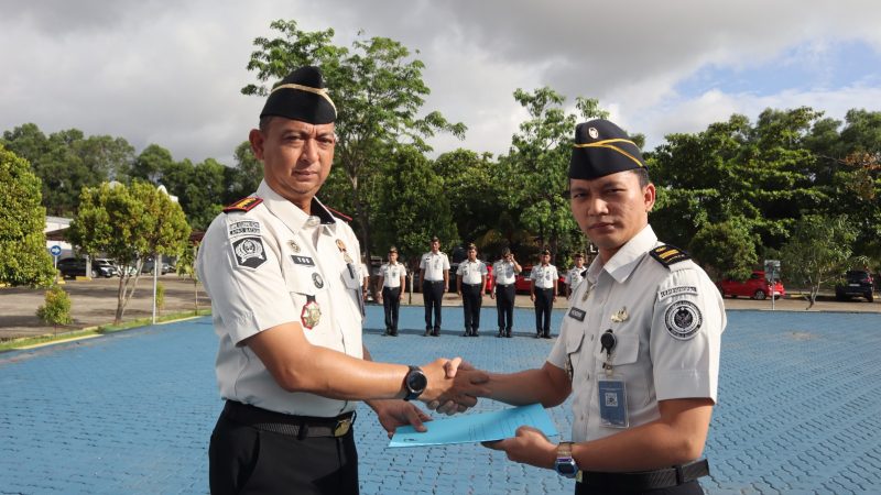 Apel Pagi Lapas Batam Dirangkaikan dengan Penyematan Tanda Kenaikan Pangkat Kasubsi Bimkemaswat, Perkuat Integritas dan Profesionalisme