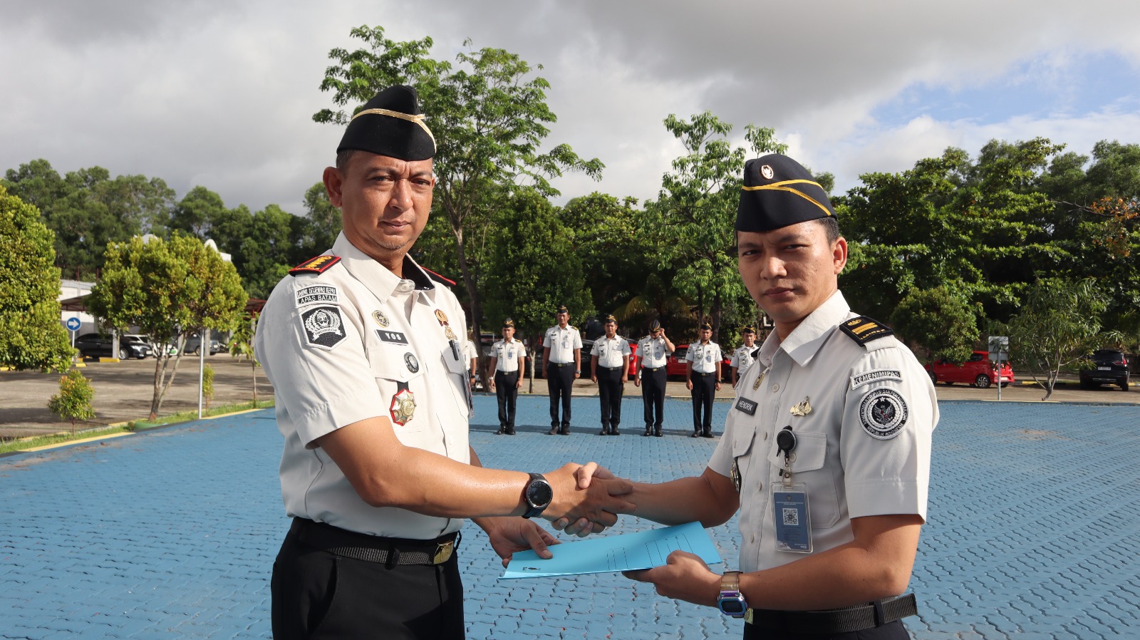 Apel Pagi Lapas Batam Dirangkaikan dengan Penyematan Tanda Kenaikan Pangkat Kasubsi Bimkemaswat, Perkuat Integritas dan Profesionalisme