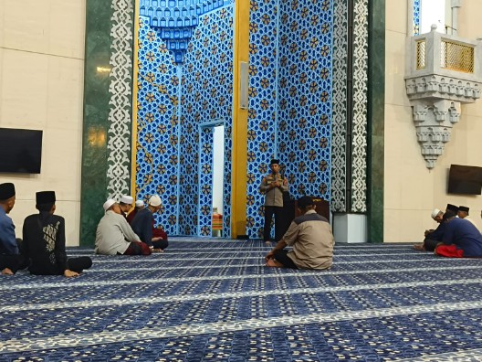 Polsek Medan Baru Gelar Sholat Subuh Keliling dan Gotong Royong Bersama Jamaah Masjid Agung