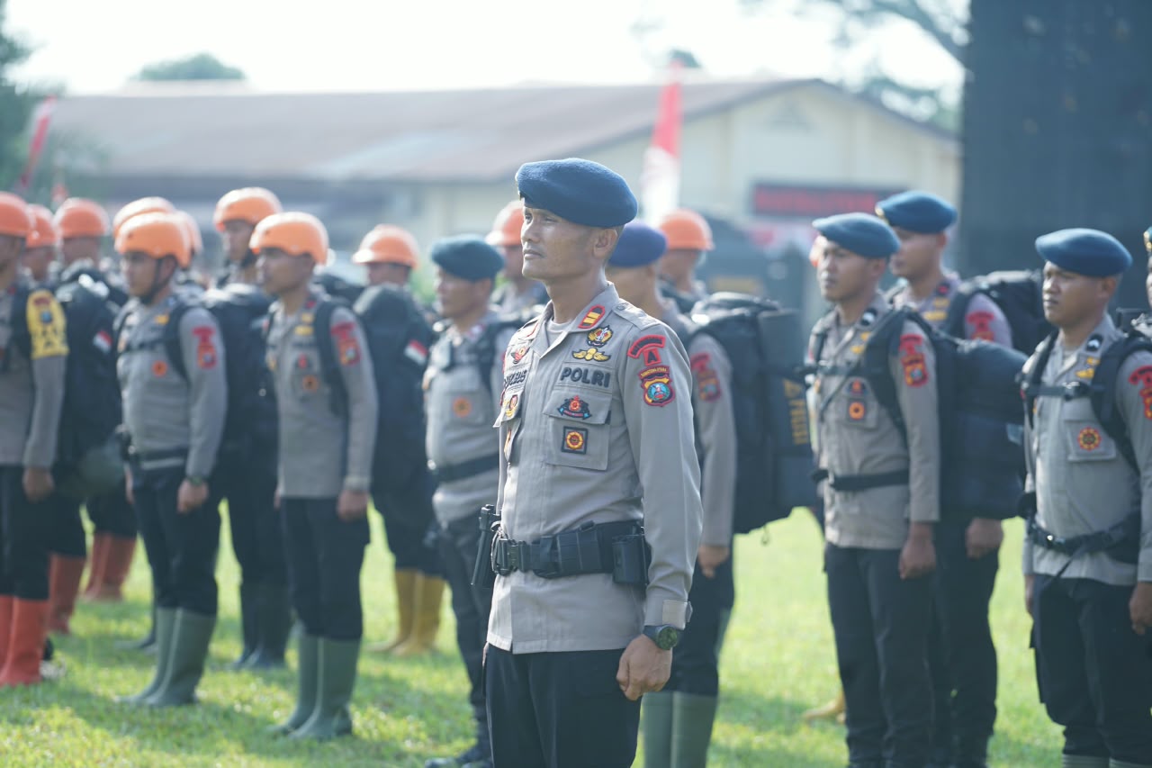 Brimob Sumut Bergerak ke Karo, 100 Personel Siap Temani Warga di Tengah Erupsi Gunung Sinabung