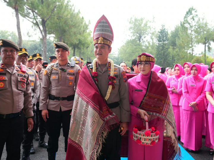 Resmi Pimpin Polda Sumut, Irjen Pol Sonny Irawan Disambut Ulos dan Tarian Tradisional