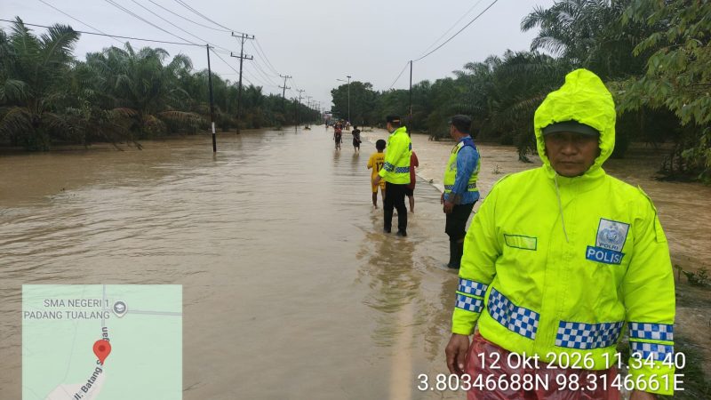 Polisi Bantu Warga Terdampak Banjir di Langkat, Salurkan Bantuan dan Atur Lalu Lintas