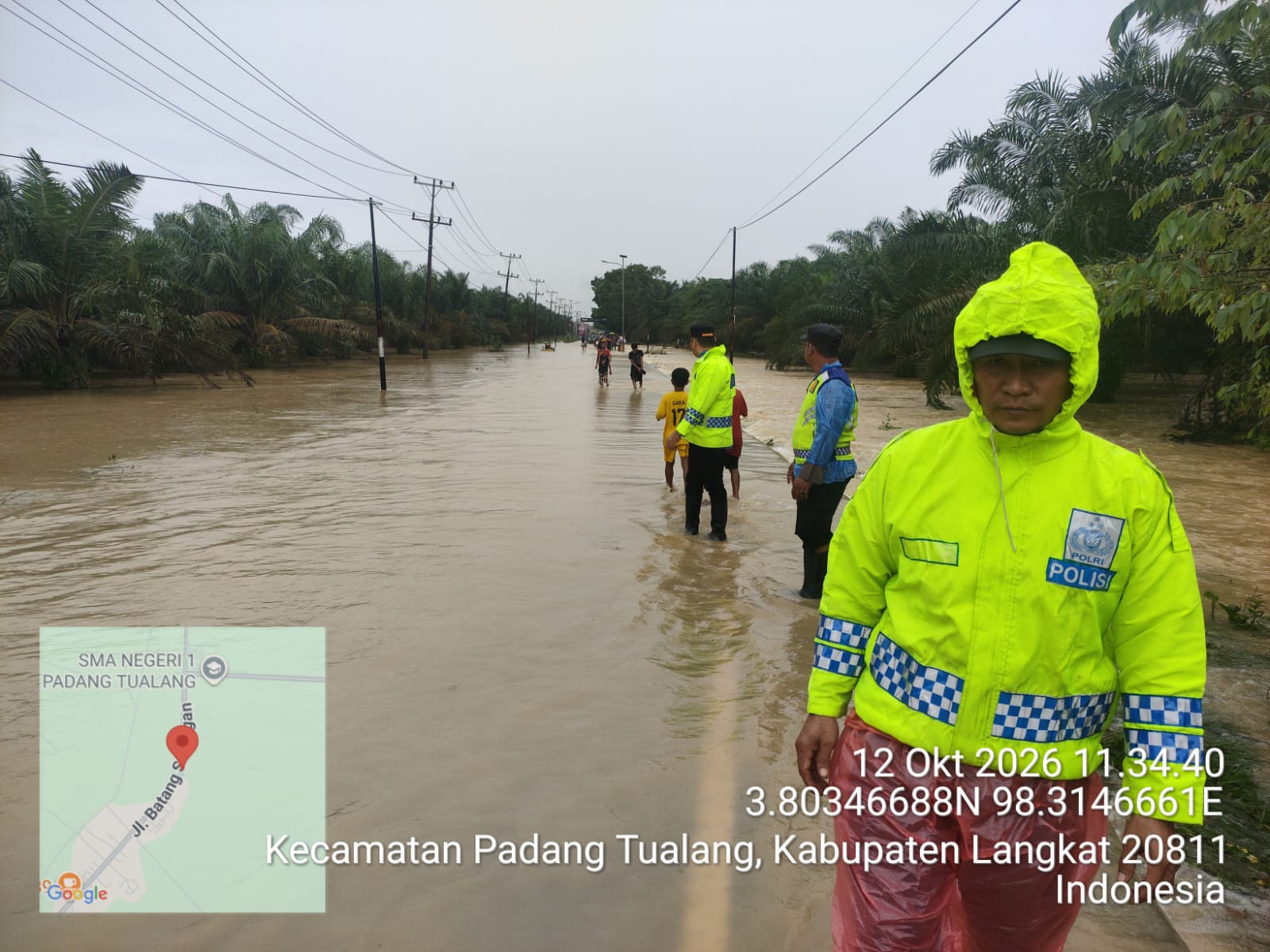 Polisi Bantu Warga Terdampak Banjir di Langkat, Salurkan Bantuan dan Atur Lalu Lintas
