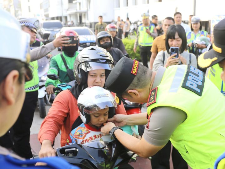 Peduli Keselamatan Pengendara, Kapolda Sumut Turun Langsung Bagikan Helm dan Imbau Tertib Lalu Lintas